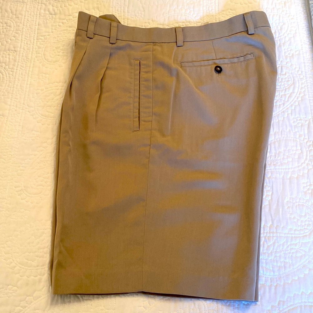 Men’s pleated shorts. Khaki color. Size 36 65% Polyester 35% Rayon